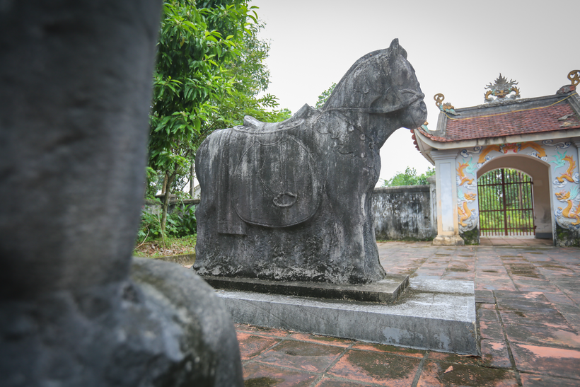 Trước cổng vào tháp đặt đối xứng 2 bên 2 cặp ngựa và voi tạc bằng đá, có ý nghĩa bảo vệ tháp đá.