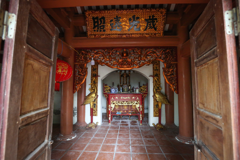 Gian chính giữa của điện là nơi thờ vị quan Lê Am và con cháu dòng họ Lê, hai bên đều khắc câu đối chữ Hán.