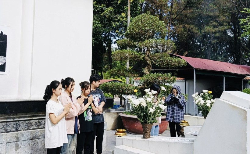Thí sinh dâng hương khu mộ 10 cô gái TNXP tại Khu di tích Ngã ba Đồng Lộc (Hà Tĩnh).