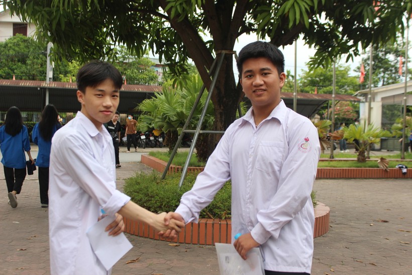 2 thí sinh Trường THPT chuyên Hà Tĩnh bắt tay chúc nhau làm bài thi thật tốt.