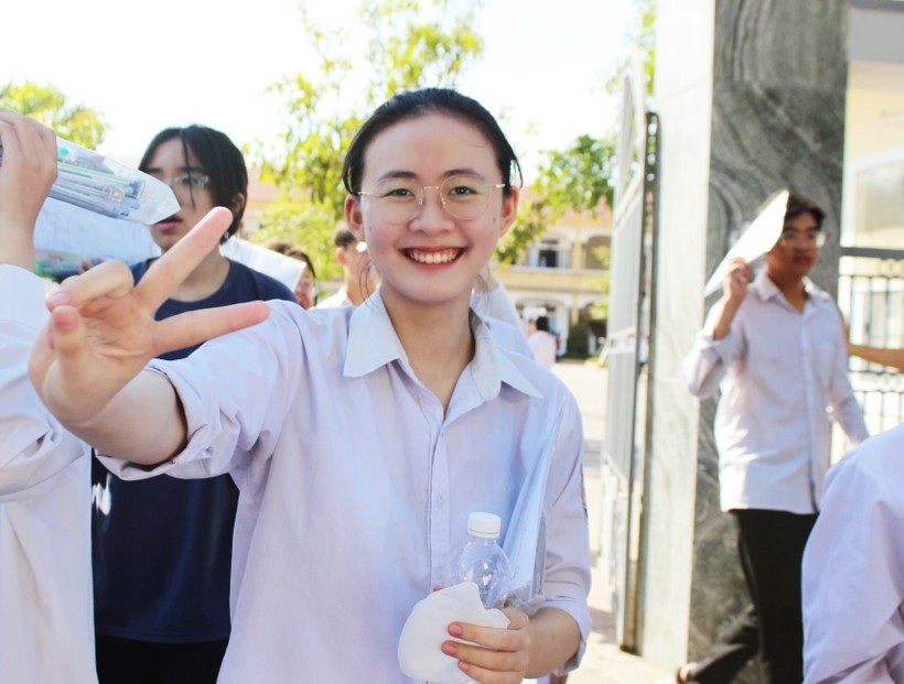 Nữ sinh Phan Nguyễn Phương Thảo (điểm thi Trường THCS Nguyễn Du) rạng rỡ sau khi hoàn thành tốt tại Kỳ thi tốt nghiệp THPT.