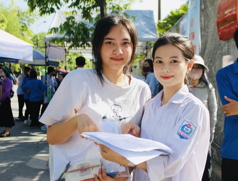 Thí sinh Trần Huyền Anh và Bùi Phương Anh (12D3, Trường THPT Phan Đình Phùng) phấn khởi vì hoàn thành tốt bài thi cuối cùng.