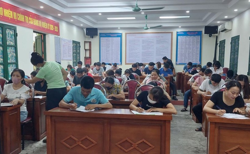 Phụ huynh đăng ký tuyển sinh vào lớp 1 cho con tại Trường Tiểu học Giấy Bãi Bằng.
