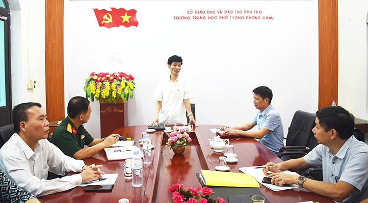 Đoàn công tác Ban Chỉ đạo thi tốt nghiệp THPT năm 2024 tỉnh Phú Thọ làm việc tại điểm thi Trường THPT Phong Châu, huyện Lâm Thao.
