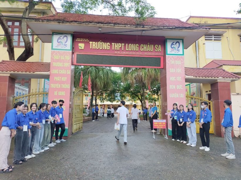 Điểm thi trường THPT Long Châu Sa (huyện Lâm Thao) có 482 thí sinh đăng ký dự thi.