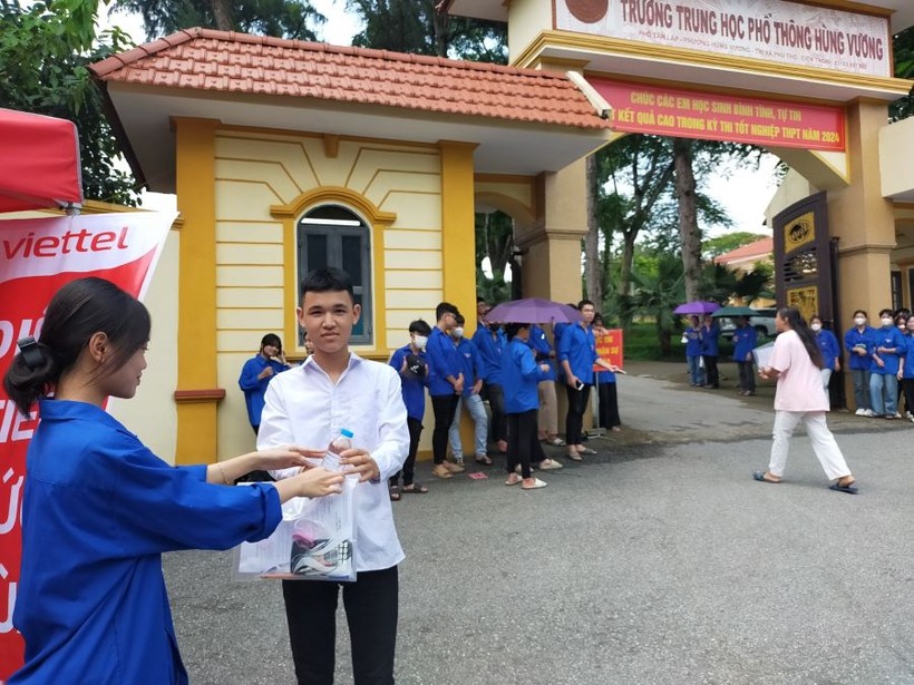 Tình nguyện viên phát nước uống cho thí sinh tại điểm thi Trường THPT Hùng Vương, TX Phú Thọ.