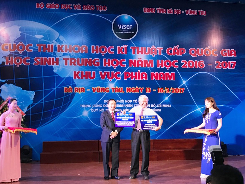 Ông Nguyễn Thanh Giang - Giám đốc sở GD&ĐT tỉnh Bà Rịa- Vũng Tàu (bên phải) nhận tài trợ từ PGS.TS Nguyễn Mạnh Hùng