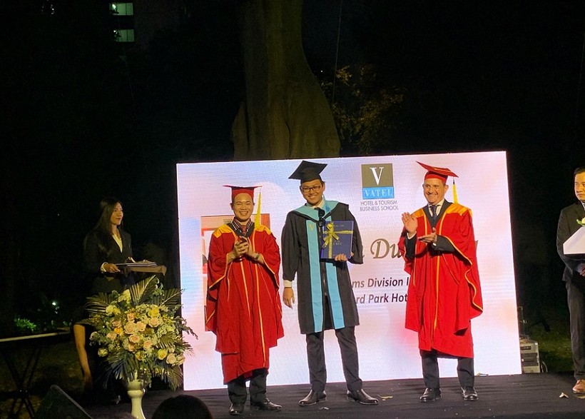 Sinh viên chương trình Vatel của HSU nhận bằng tốt nghiệp