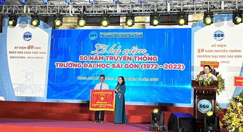Bà Nguyễn Thị Lệ, Phó Bí thư Thành ủy, Chủ tịch HĐND TPHCM trao cờ thi đua của Bộ GD&ĐT cho Hiệu trưởng nhà trường. 