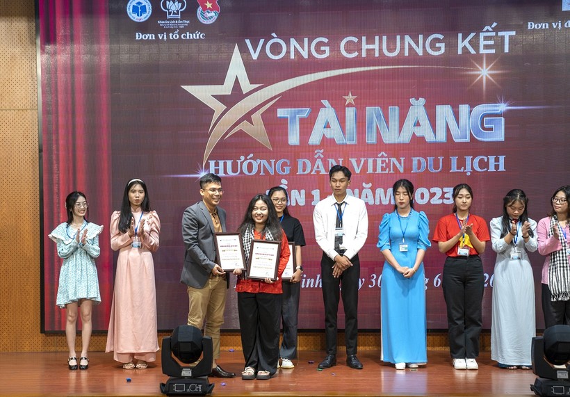 Sinh viên Nguyễn Ngọc Bích Loan, Trường Đại học Tôn Đức Thắng nhận Giải Nhất cuộc thi. 