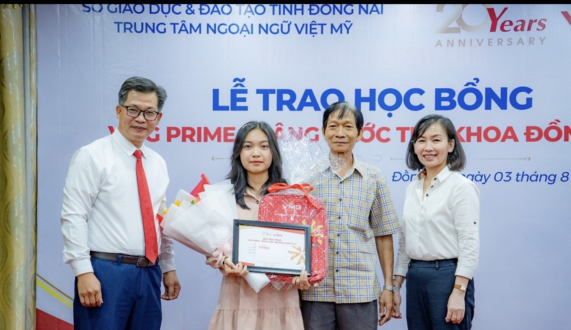 Ông Nguyễn Quốc Khánh, Chủ tịch kiêm Tổng Giám Đốc tập đoàn giáo dục Việt Mỹ(trái) trao học bổng cho thủ khoa của tỉnh. 