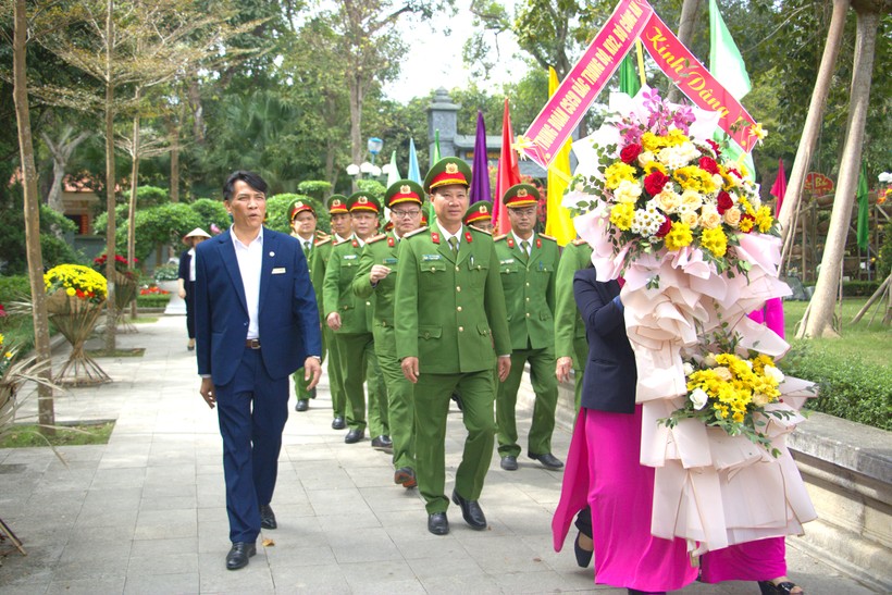 Trung đoàn CSCĐ Bắc Trung Bộ dâng hoa tưởng niệm Chủ tịch Hồ Chí Minh.