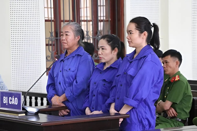 Bị cáo Lô Thị Tuyết (trái), Nguyễn Thị Hiền (giữa) và Vi Thị Nhung.