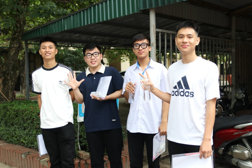 Các thí sinh tại điểm thi Trường THPT chuyên Phan Bội Châu tâm thế thoải mái bước vào môn thi Ngữ văn. Ảnh: Phạm Tâm