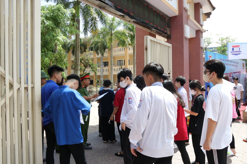 Các thí sinh bước vào điểm thi Trường THPT Hà Huy Tập. Ảnh: Phạm Tâm