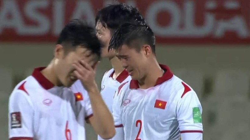 Cầu thủ Việt Nam rơi lệ khi để thua trước tuyển Trung Quốc.