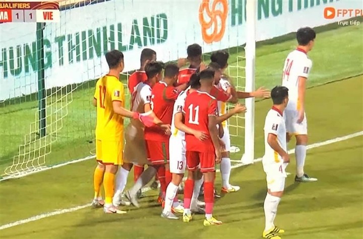 Văn Toản mắc lỗi trong bàn thua thứ 2 của tuyển Việt Nam trước Oman