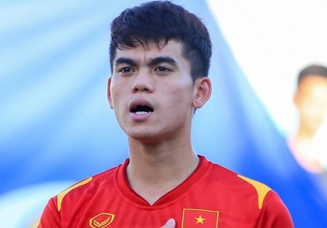 Khuất Văn Khang muốn ghi bàn vào lưới tuyển Hong Kong.
