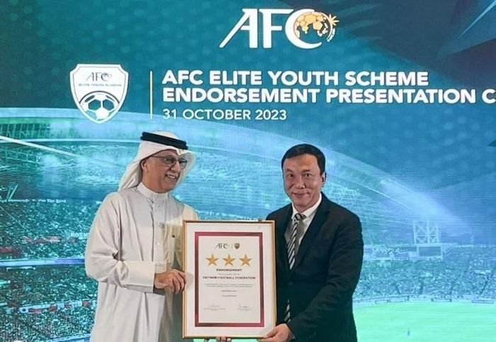 Chủ tịch AFC trao Chứng thư cho Chủ tịch VFF Trần Quốc Tuấn.