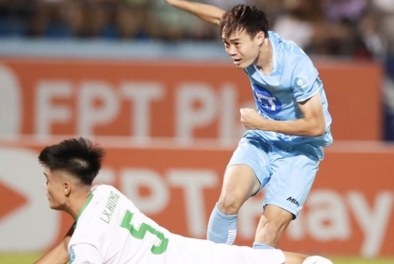 Văn Toàn ghi bàn thắng đầu tiên cho Nam Định trong trận thắng Trường Tươi Bình Phước.