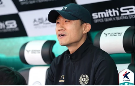 Ông Choi Won-kwon làm trợ lý của HLV Kim Sang-sik ở tuyển Việt Nam.