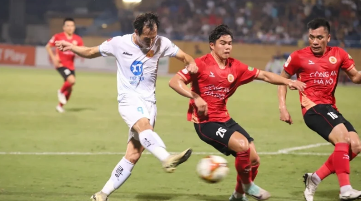 Nam Định thắng kịch tính Công an Hà Nội trên sân Hàng Đẫy.
