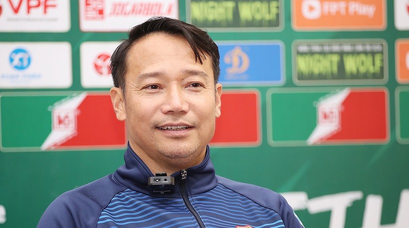 HLV Vũ Hồng Việt hài lòng với trận thắng Công an Hà Nội trên sân Hàng Đẫy.