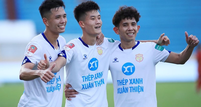 Nam Định sở hữu hàng thủ tệ thứ 2 V-League.