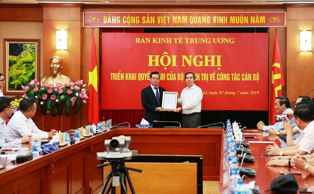 Đồng chí Nguyễn Văn Bình trao quyết định cho đồng chí Triệu Tài Vinh.