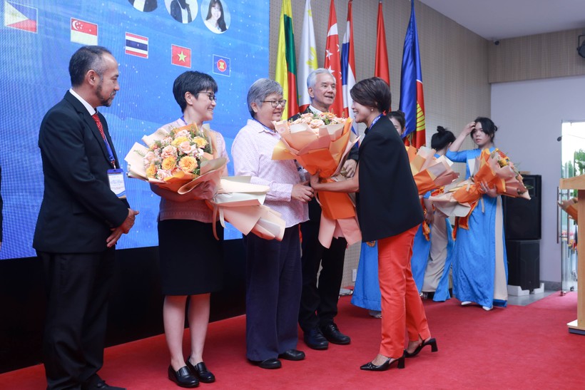 Tiến sĩ Đỗ Thị Lan Đài tặng hoa cho các chuyên gia tại lễ khai mạc đánh giá ngoài cấp cơ sở giáo dục theo chuẩn AUN-QA 3.0. Ảnh: Lạc Hồng