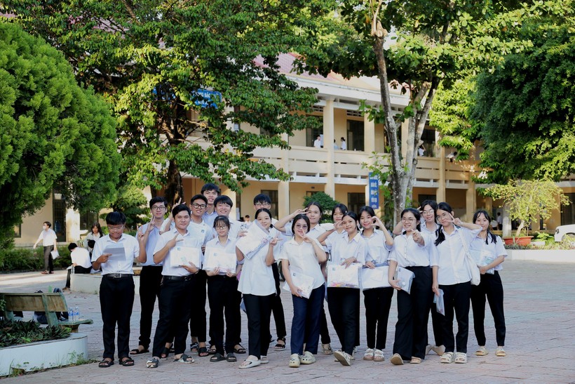 Các em học sinh tại điểm thi Trường THPT Thị xã Phước Long tự tin bước vào môn thi Toán. Ảnh: Q.H