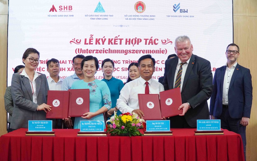 Bà Trương Thanh Nhuận, Giám đốc Sở GD&ĐT tỉnh Vĩnh Long; cùng lãnh đạo Sở LĐ-TB&XH tỉnh; đại diện BiW và Công ty CP Tổ chức giáo dục SHB ký kết hợp tác.