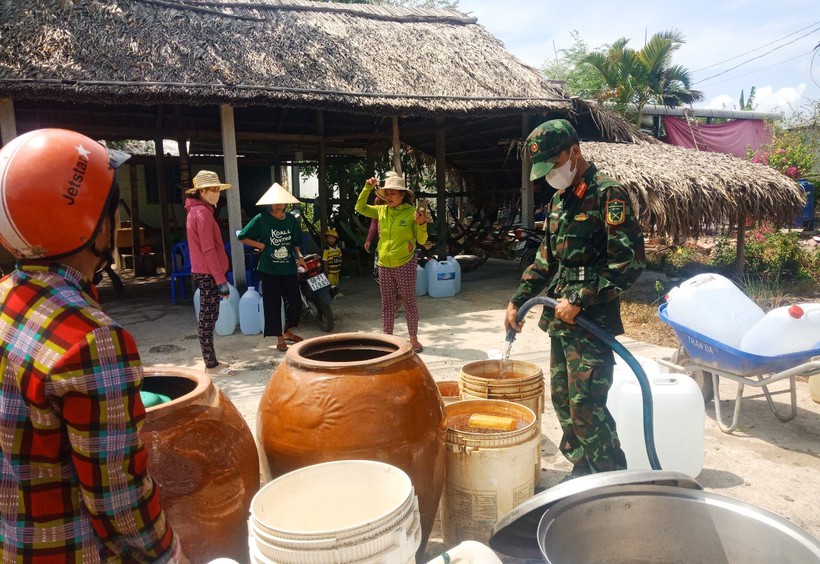 Hỗ trợ nước sinh hoạt cho người dân trên địa bàn biên giới huyện Giang Thành, Kiên Giang.