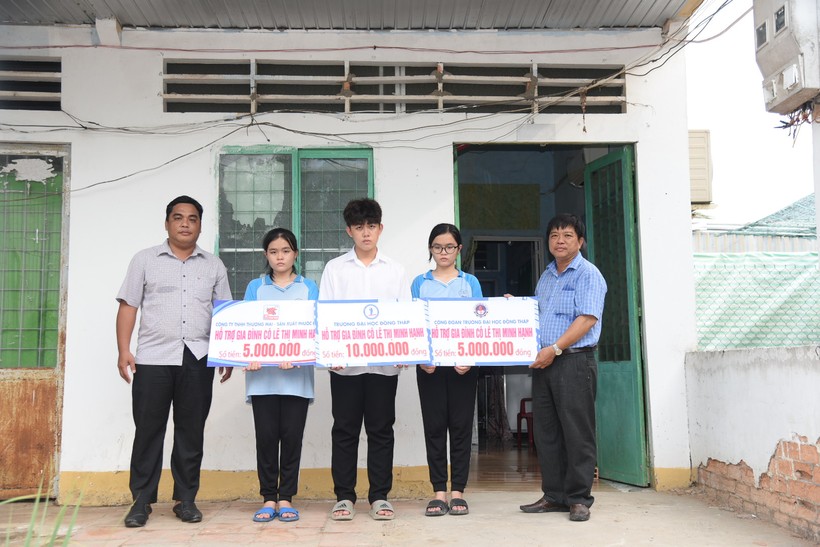 Đại diện Trường ĐH Đồng Tháp trao tặng số tiền động viên, tiếp sức gia đình cô Hạnh.