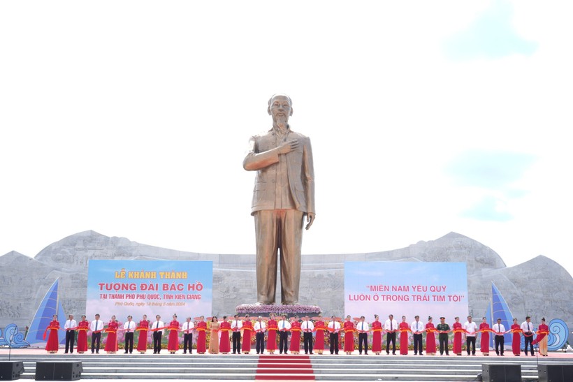 Lễ khánh thành tượng đài Bác Hồ tại TP Phú Quốc diễn ra đúng vào dịp kỷ niệm 134 năm Ngày sinh của Bác.