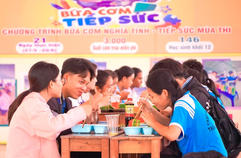 Các em học sinh được hỗ trợ bữa cơm tiếp sức.