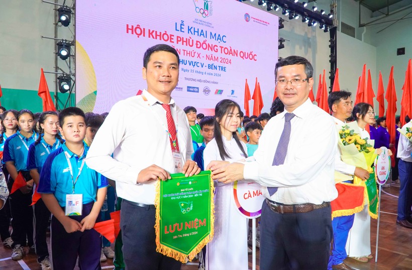 Thứ trưởng Bộ GD&ĐT Nguyễn Văn Phúc trao cờ lưu niệm cho đại diện các đoàn tham dự HKPĐ toàn quốc khu vực V.