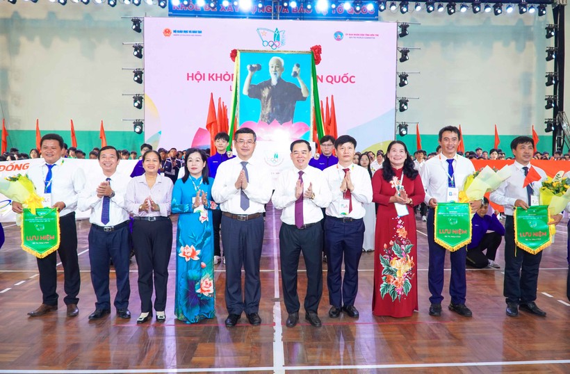 Thứ trưởng Nguyễn Văn Phúc cùng lãnh đạo địa phương trao cờ lưu niệm cho các đoàn tham gia Hội khỏe tại khu vực V.