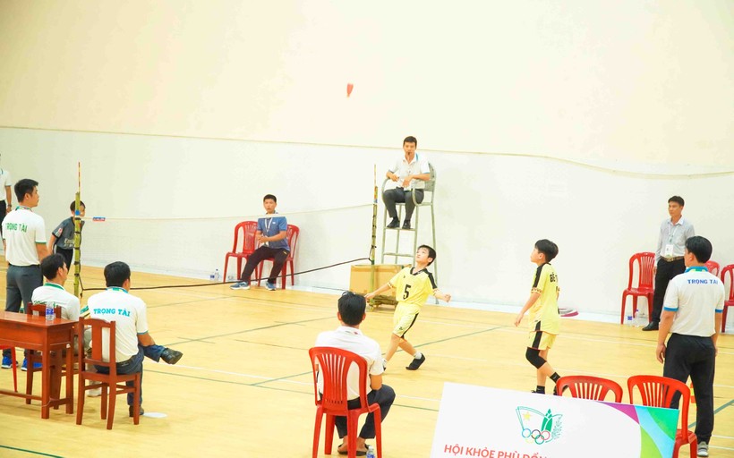 Các VĐV tham gia tranh tài môn đá cầu tại Hội khỏe Phù Đổng toàn quốc khu vực V.