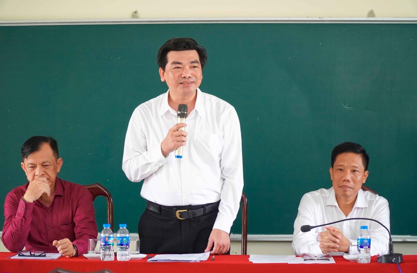 Ông Trần Thanh Bình, Giám đốc Sở GD&ĐT TP Cần Thơ trao đổi thông tin tại buổi kiểm tra.