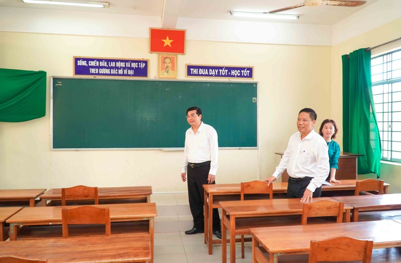 Đoàn công tác BCĐ Thi tốt nghiệp THPT năm 2024 TP Cần Thơ đi kiểm tra tại Trường THPT Nguyễn Việt Hồng.