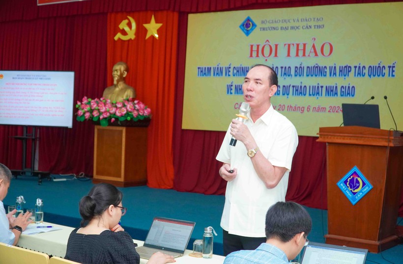Ông Đặng Văn Bình, Phó Cục trưởng Cục Nhà giáo và cán bộ quản lý giáo dục thông tin về dự án Luật Nhà giáo.