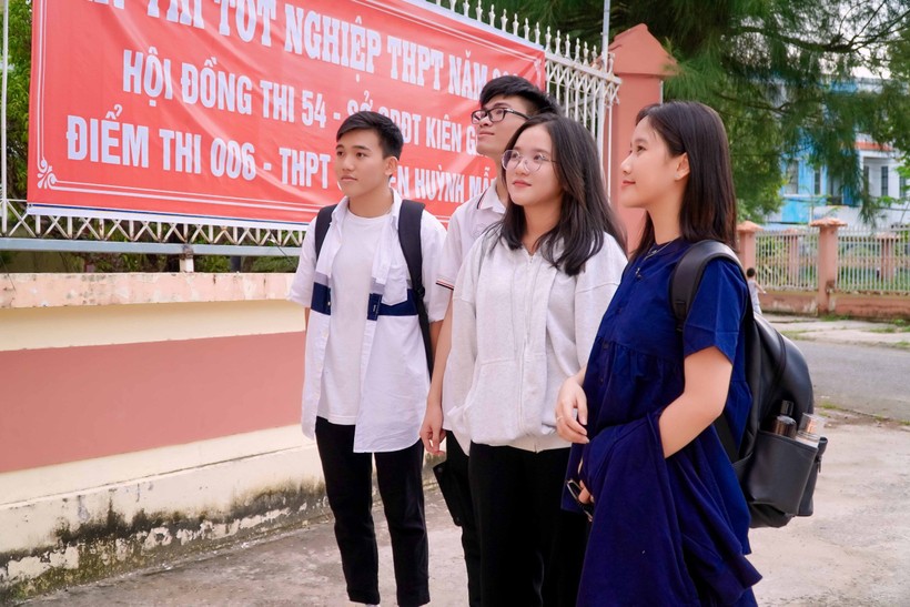 Học sinh Trường THCS - THPT Kiên Hải (Kiên Giang) bước vào thi môn đầu tiên.