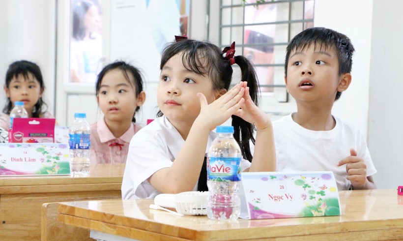 Trẻ lớp 1 Trường Tiểu học Nam Từ Liêm (quận Nam Từ Liêm, Hà Nội) năm học 2023-2024. Ảnh: Đình Tuệ. 