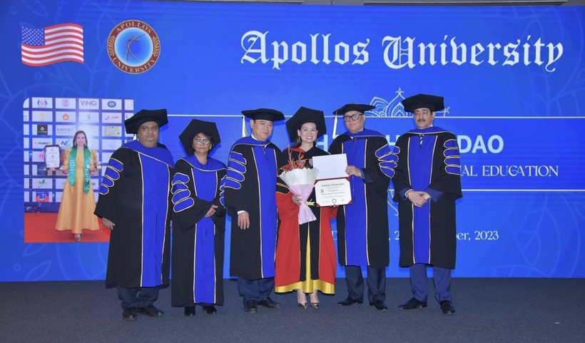 Bà Đào Thanh Hoàn (thứ 3 từ phải sang) nhận bằng Tiến sĩ danh dự của Trường ĐH Apollos, Mỹ .