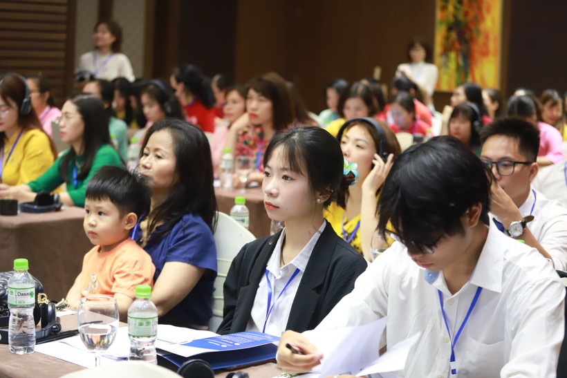Đông đảo phụ huynh, học sinh, giáo viên cũng góp mặt tại buổi hội thảo.