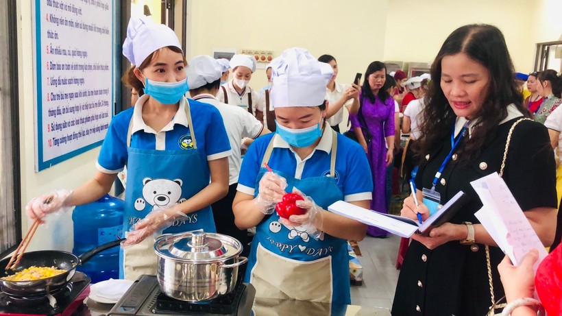 Tham gia dự hội thi là 62 nhân viên nuôi dưỡng đã được chọn ra từ hội thi nhân viên nuôi dưỡng giỏi cấp trường của 31 trường Mầm non công lập trên địa bàn huyện Phú Xuyên. 
