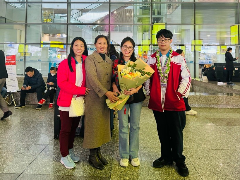 Nguyễn Tuấn Đại được mẹ cùng lãnh đạo nhà trường đón chào tại sân bay sau khi em đạt kết quả ấn tượng tại giải ITMC 2024. 