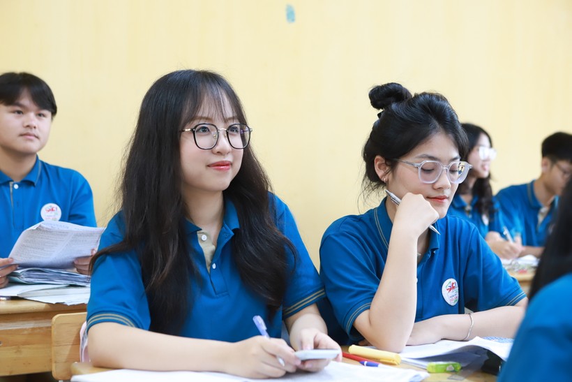 Học sinh lớp 12 Trường THPT Sóc Sơn (Hà Nội) tốc lực ôn thi tốt nghiệp THPT năm 2024. Ảnh: Đình Tuệ.