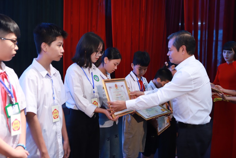 Ông Hồ Trung Nghĩa - Phó Chủ tịch HĐND huyện Hoài Đức trao thưởng cho học sinh giỏi tiêu biểu năm học 2023-2024.